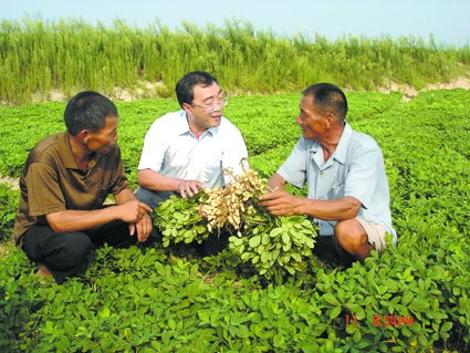 中原無處不飛花——記中國工程院院士、省農科院院長張新友的中草藥科技咨詢之路